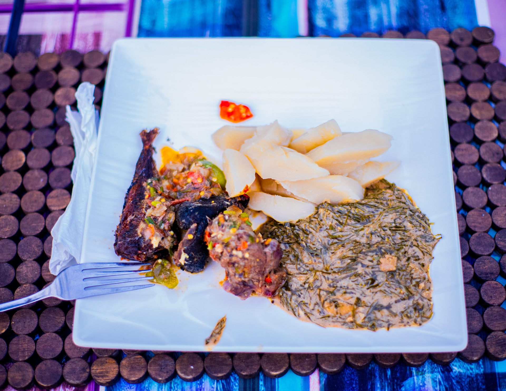 Chikwangue, viande boucanée & fumbwa